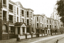 Faculty of Law started at a former Police Headquarters at Caine Road 40 years ago.