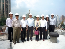 Visitors include Mr Chan Tak-chor (3rd from left), Mr Stephen Chan (3rd from right), Mrs Winnie Ho (4th from right) and Miss Cheung Hoi Shan (2nd from right).